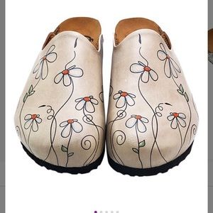 Tan and White floral clog size 38 (8) Calceo brand, never worn
